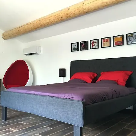 La Datcha Delicatessen Bed & Breakfast